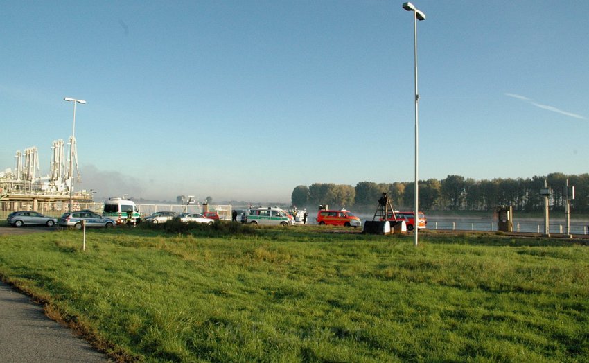 LKW faehrt in den Rhein Langel Hitdorf Faehre P115.JPG